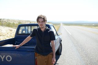 Boyhood: Ellar Coltranein età adulta in una scena del film