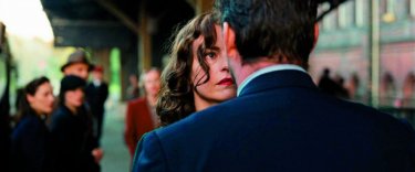 Phoenix: Nina Hoss con Ronald Zehrfeld (di spalle) in un momento del film