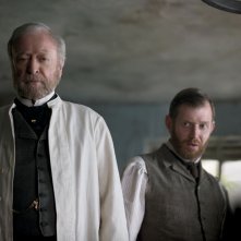 Stonehearst Asylum: Michael Caine con Jason Flemyng in una scena del film
