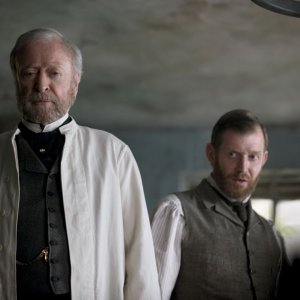 Stonehearst Asylum: Michael Caine con Jason Flemyng in una scena del film