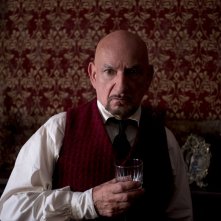 Stonehearst Asylum: lo sguardo attonito di Ben Kingsley in una scena del film