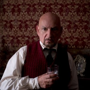 Stonehearst Asylum: lo sguardo attonito di Ben Kingsley in una scena del film