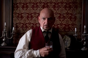 Stonehearst Asylum: lo sguardo attonito di Ben Kingsley in una scena del film