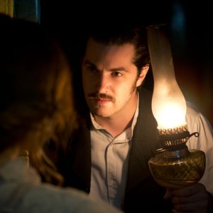 Stonehearst Asylum: Jim Sturgess in una scena del film