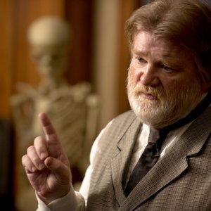 Stonehearst Asylum: Brendan Gleeson in una scena del film