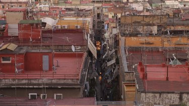 Largo Baracche: i tetti dei Quartieri Spagnoli in una scena del documentario