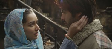 Haider: Shahid Kapur insieme a Shraddha Kapoor in una scena
