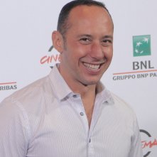 Tre tocchi: Emiliano Ragno posa al photocall di Roma 2014