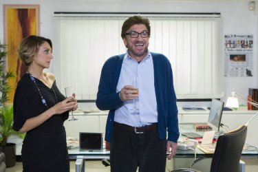 Una pallottola nel cuore: Gigi Proietti e Paola Minaccioni in una scena del film