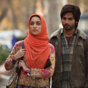 Haider: Shahid Kapur con Shraddha Kapoor in una scena