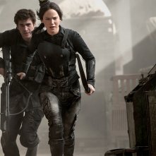 Hunger Games: Il canto della rivolta - Parte I, Jennifer Lawrence con Liam Hemsworth in una scena