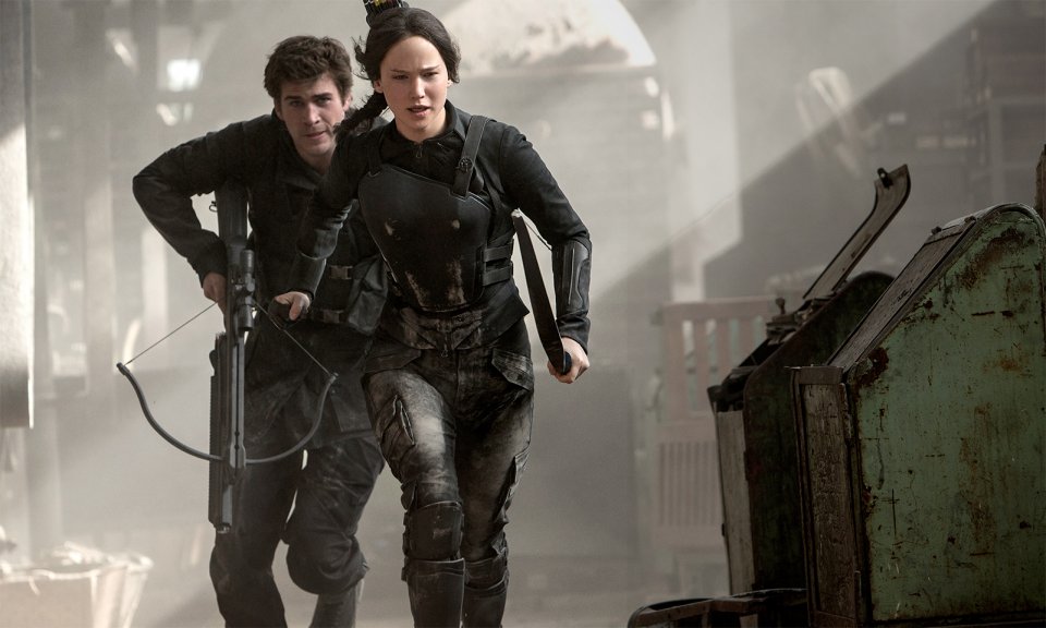 Hunger Games: Il canto della rivolta - Parte I, Jennifer Lawrence con Liam Hemsworth in una scena