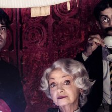 Vittima degli eventi: Valerio Di Benedetto con Milena Vukotic e Luca Vecchi in una foto promozionale