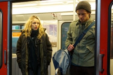 La Spia - A Most Wanted Man: Rachel McAdams con Grigoriy Dobrygin in una scena