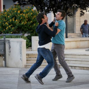 Andiamo a quel paese: Valentino Picone e Salvatore Ficarra si azzuffano in una scena della commedia