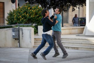 Andiamo a quel paese: Valentino Picone e Salvatore Ficarra si azzuffano in una scena della commedia