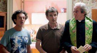 Andiamo a quel paese: Valentino Picone con Salvatore Ficarra e Mariano Rigillo in una scena