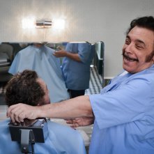 Andiamo a quel paese: Nino Frassicanei panni del barbiere in una scena del film