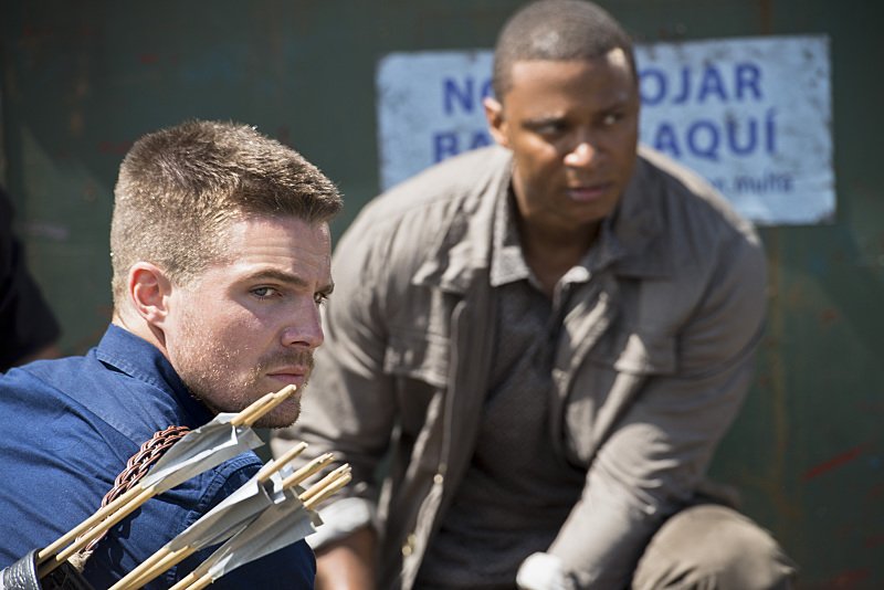 Arrow: Stephen Amell e David Ramsey nell'episodio Corto Maltese