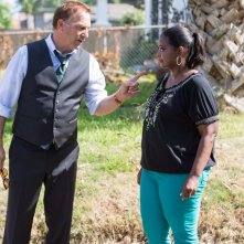 Black and White: Kevin Costner insieme a Octavia Spencer in una scena del film