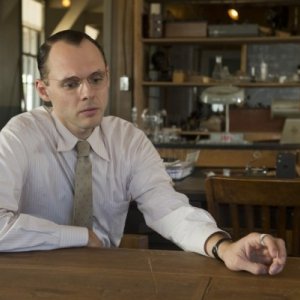 Manhattan: Christopher Denham in una scena dell'episodio Perestroika