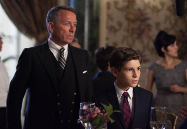 Gotham: David Mazouz e Sean Pertwee in una scena dell'episodio intitolato Viper