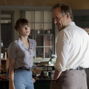 Manhattan: John Benjamin Hickey e Katja Herbers in una scena dell'episodio Perestroika