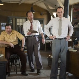 Manhattan: L.R. Michael Chernus, John Benjamin Hickey e Christopher Denham in una scena dell'episodio Perestroika