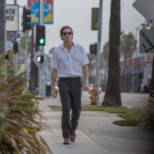 Lo Sciacallo - Nightcrawler: Jake Gyllenhaal cammina per le strade di Los Angeles in una scena