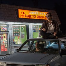 Lo Sciacallo - Nightcrawler: Jake Gyllenhaal con Riz Ahmed in un momento del film