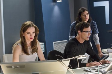 The Flash: Danielle Panabaker, Tom Cavanagh e Carlos Valdes nella puntata The Things You Can't Outrun