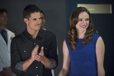 The Flash: Robbie Amell e Danielle Panabaker in The Things You Can't Outrun