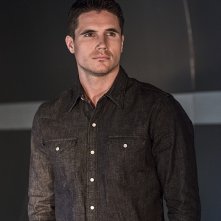 The Flash: Robbie Amell in una scena dell'episodio The Things You Can't Outrun