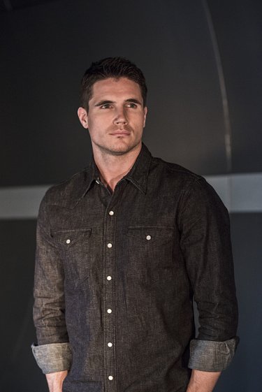 The Flash: Robbie Amell in una scena dell'episodio The Things You Can't Outrun
