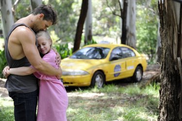 These Final Hours - 12 ore alla fine: Nathan Phillips abbraccia la piccola Angourie Rice in un'immagine del film