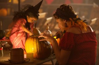 Jyoti Amge in una scena di 'Edward Mordrake' episodio di American Horror Story - Freakshow
