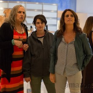 Transparent: Jeffrey Tambor, Amy Landecker e Gaby Hoffman in una scena della prima stagione