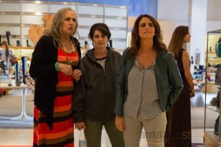 Transparent: Jeffrey Tambor, Amy Landecker e Gaby Hoffman in una scena della prima stagione