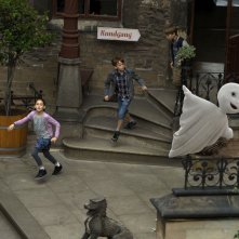 Un fantasma per amico: Jonas Holdenrieder, Emily Kusche e Nico Hartung corrono insieme al loro amichetto fantasma in una scena