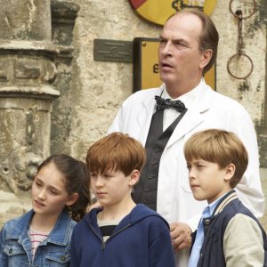 Un fantasma per amico: Jonas Holdenrieder, Emily Kusche, Nico Hartung con Herbert Knaup in una scena del film fantastico