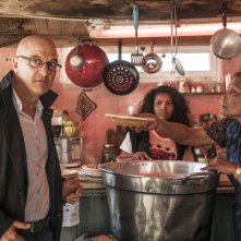 Confusi e felici: Claudio Bisio un po' disorientato in una scena del film