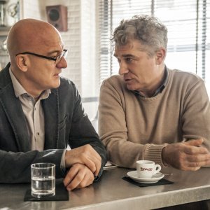 Confusi e felici: Claudio Bisio con Gioele Dix in una scena
