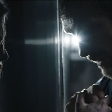 Index Zero: Ana Ularu insieme a Simon Merrells in una scena del film fantascientifico