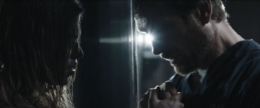 Index Zero: Ana Ularu insieme a Simon Merrells in una scena del film fantascientifico