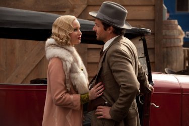 Jennifer Lawrence e Bradley Cooper neosposi innamorati in una scena di 'Una folle passione'