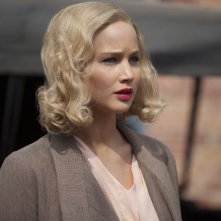 Una folle passione: lo sguardo gelido di Jennifer Lawrence in una scena del film