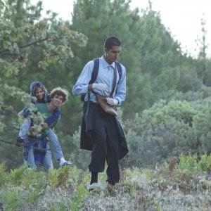 The Road Within: Robert Sheehan con Zoë Kravitz e Dev Patel in un'immagine del film