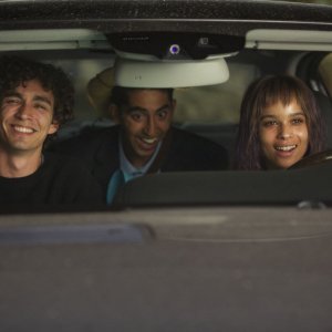 The Road Within: Robert Sheehan con Zoë Kravitz e Dev Patel in una scena 