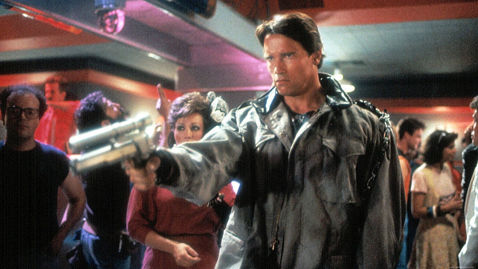 Arnold Schwarzenegger in una scena di Terminator