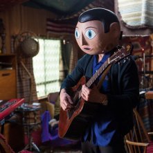 Frank: Michael Fassbender suona la chitarra indossando la sua inseparabile maschera in una scena del film